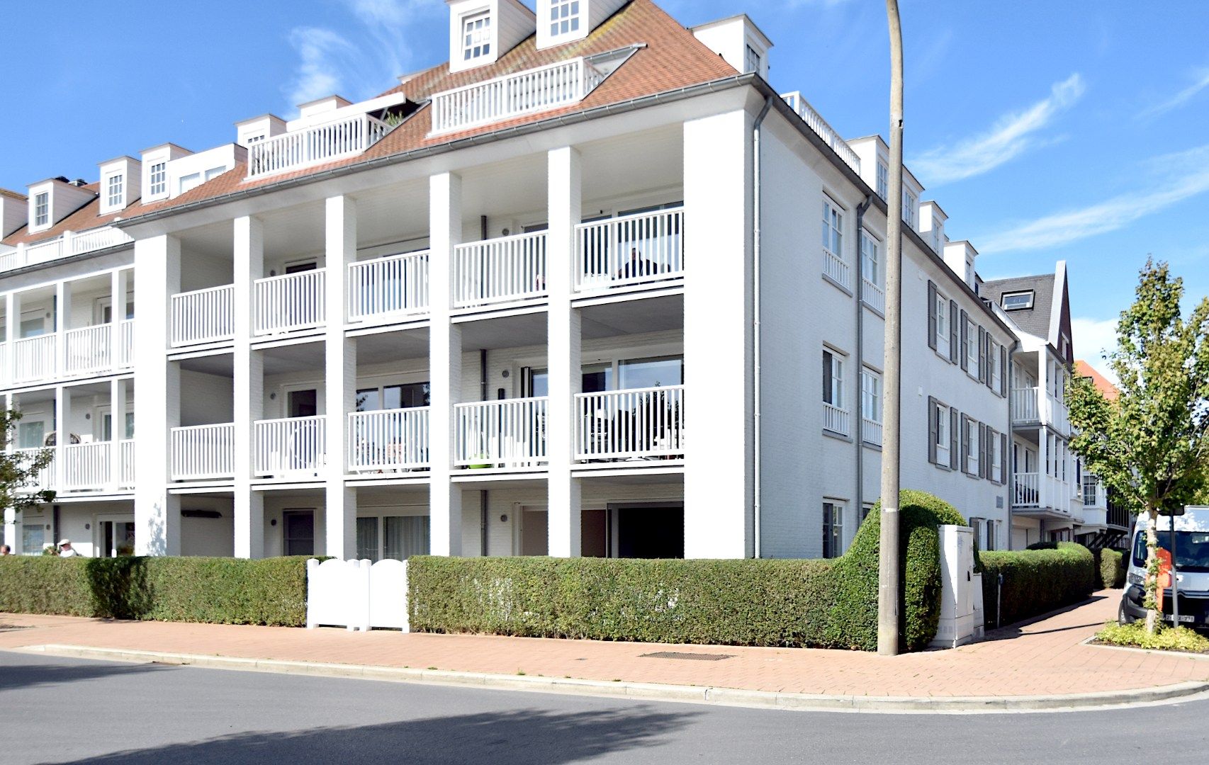 Ruim en elegant hoekappartement met drie terrassen foto {{pictureIndex}}
