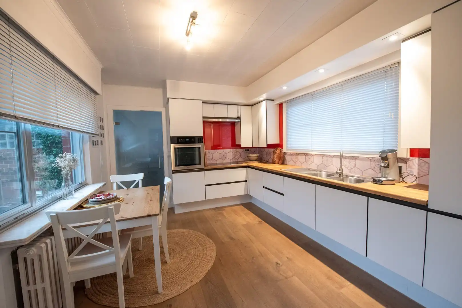 Instapklare hoekwoning met 2 garages 'TE KOOP' te Oeselgem. foto 14