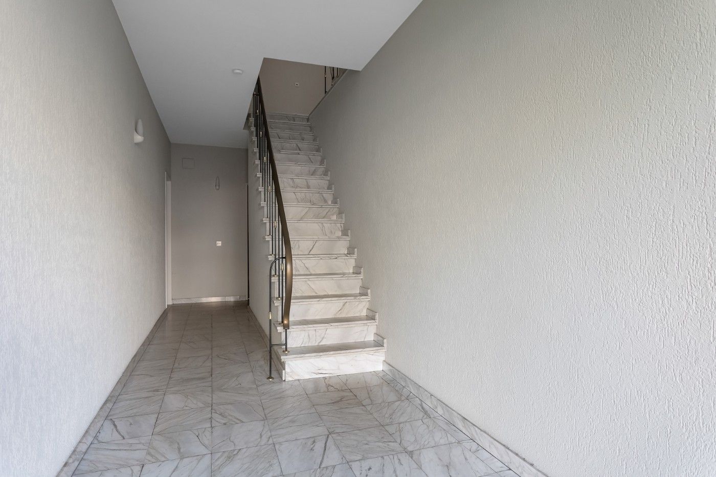 Gerenoveerd app. op 1e verd. met 3 slpk. en garage foto 18