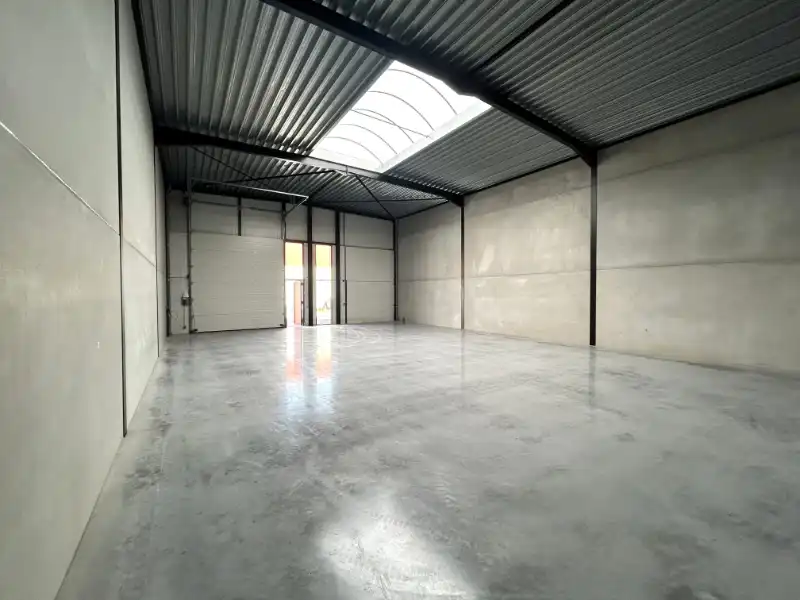 Recent magazijn 223 m² met 2 parkings foto 4