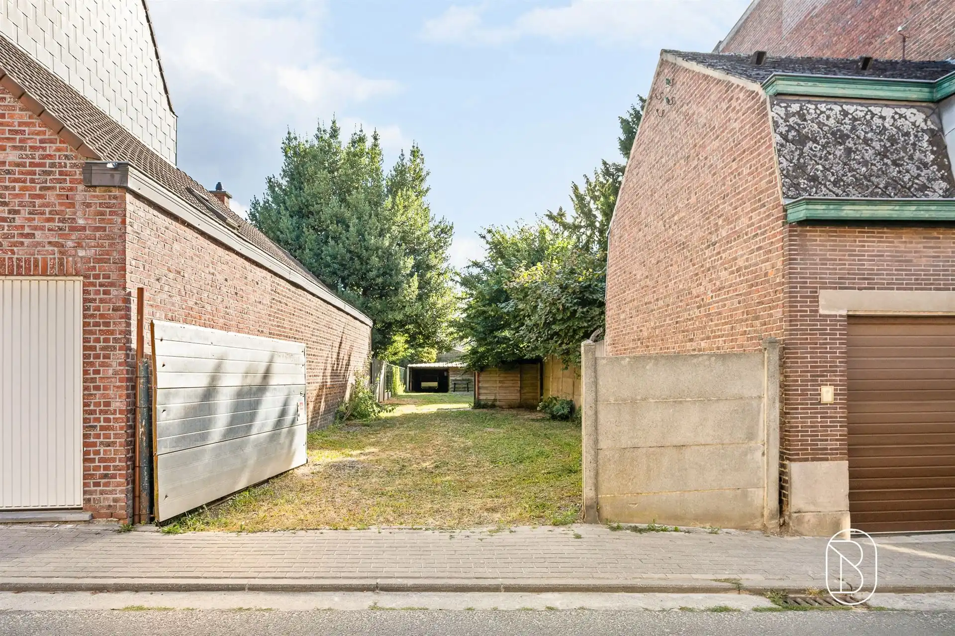 Commercieel gelegen winkel, woonst, magazijn en bouwgrond foto 4