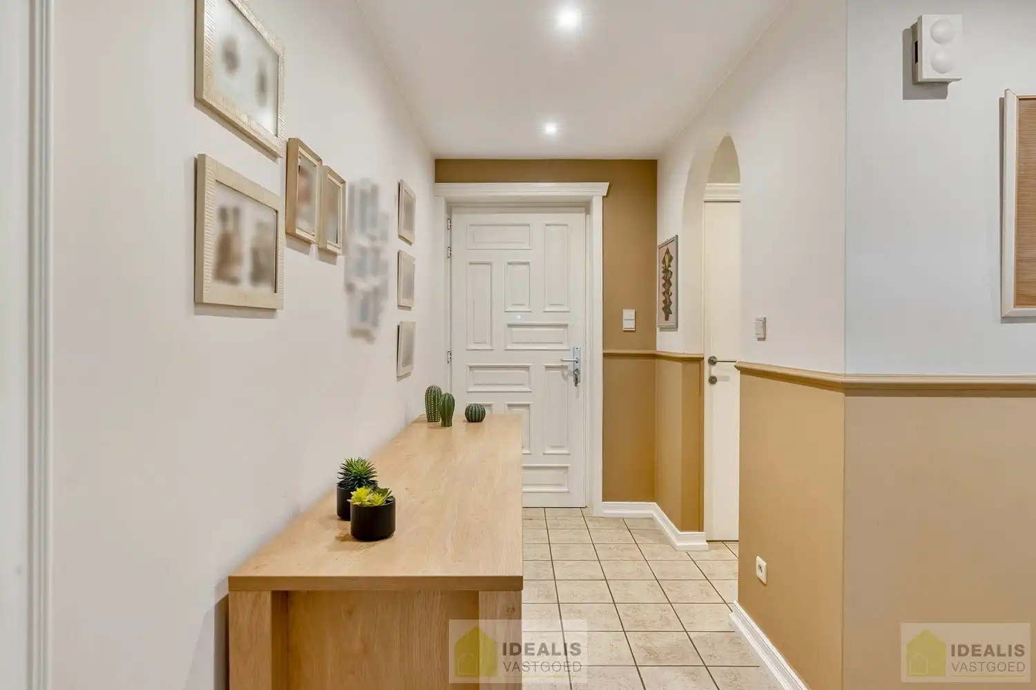 IDEALIS VASTGOED – ROYALE, INSTAPKLARE EN ZEER GOED ONDERHOUDEN GEZINSWONING OP EEN RUIM EN RUSTIG PERCEEL VAN 44A 33CA MET 5 KNAPPE SLAAPKAMERS, HEERLIJKE VERANDA, VRIJSTAANDE GARAGE EN 32 ZONNEPANELEN MÉT CERTIFICATEN ÉN ZONNEBOILER - De woning omvat maar liefst +- 265m² bewoonbare oppervlakte met ruime woonkamer, uitgeruste keuken, 5 slaapkamers, badkamer, vrijstaande garage én 32 zonnepanelen. De woning is rustig gelegen op een perceel met een opp. van 44a 33ca. foto 12