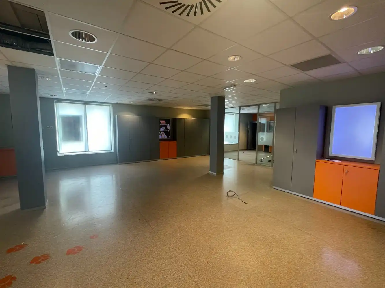 Instapklaar en polyvalent handelspand met 2 handelsruimten en ruim appartement foto 23