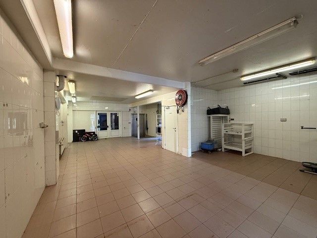 Ruim handelspand met kelder te huur op topligging nabij E17 en R4 foto 3