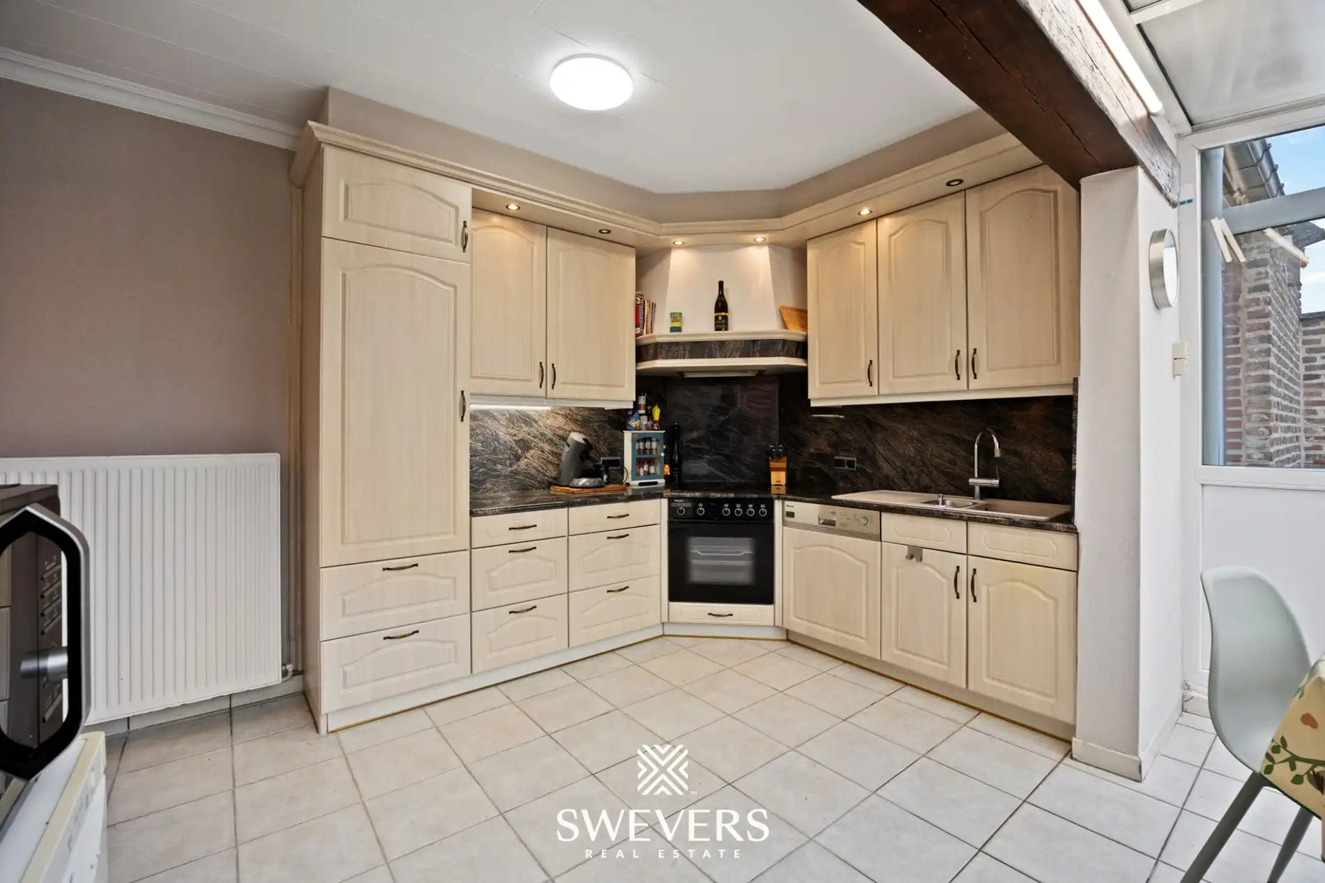 Open bebouwing met 3 slaapkamers en garage in rustige straat foto 10