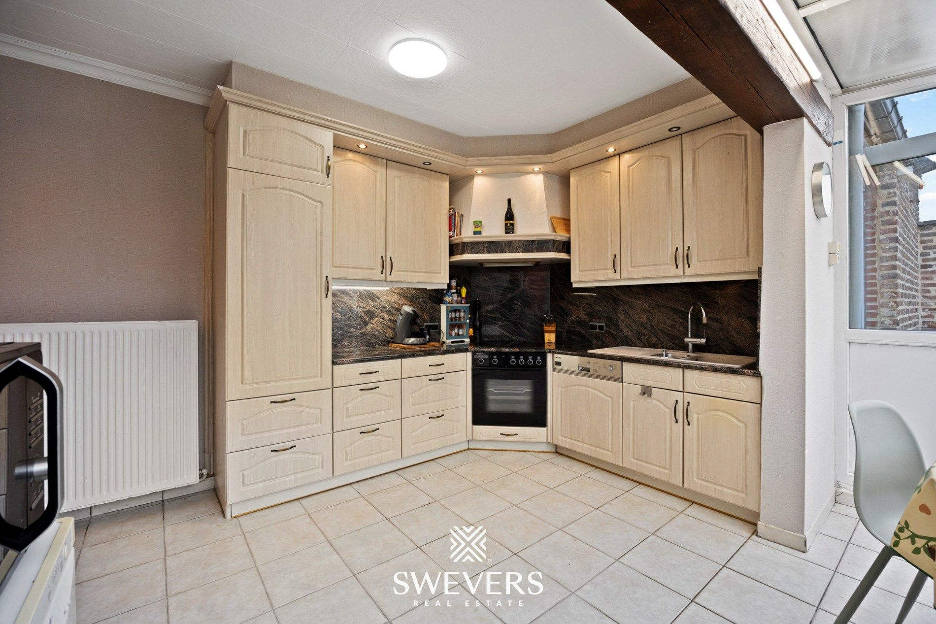 Open bebouwing met 3 slaapkamers en garage in rustige straat foto 10