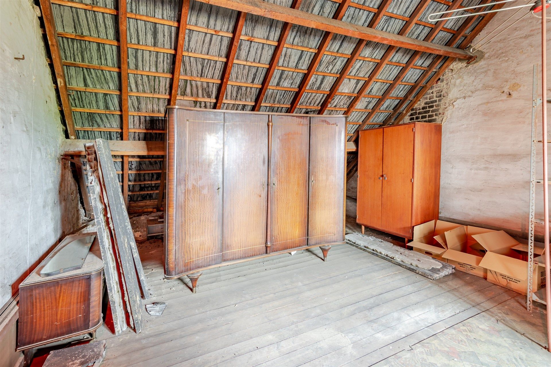Te renoveren dubbelwoning met veel potentieel foto 22