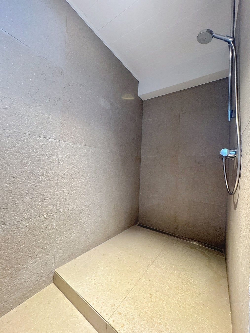 Instapklaar BEDRIJFSPAND, bestaande uit MAGAZIJNEN met geïntegreerde KANTOREN en ruim APPARTEMENT met terras op verdieping! Op industriezone "Waggelwater"! foto 15