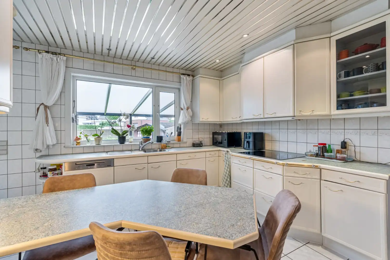 Een verrassend ruime half-vrijstaande stadswoning op perceel van 4a23ca. foto 13
