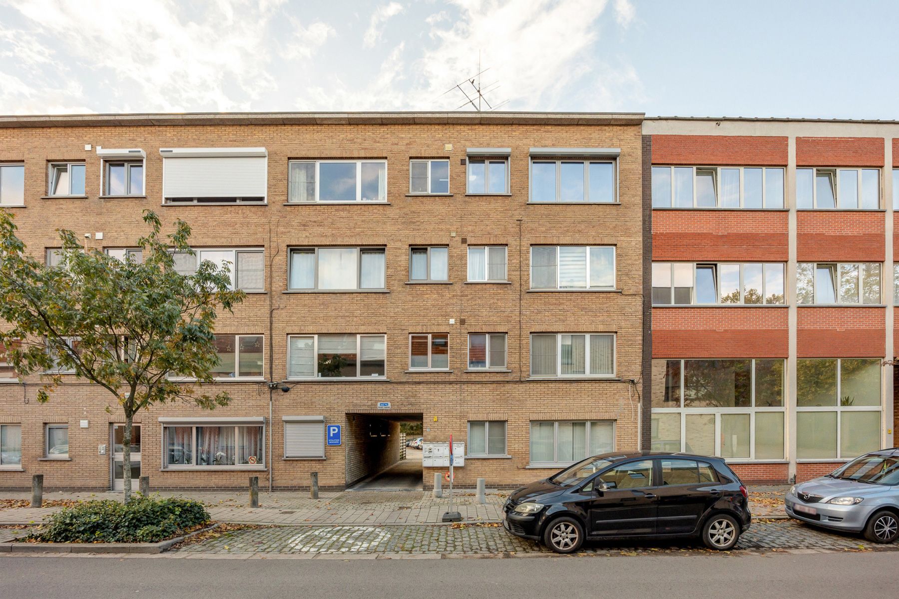 Een appartement op de tweede verdieping links met terras, autostaanplaats en garage. foto {{pictureIndex}}