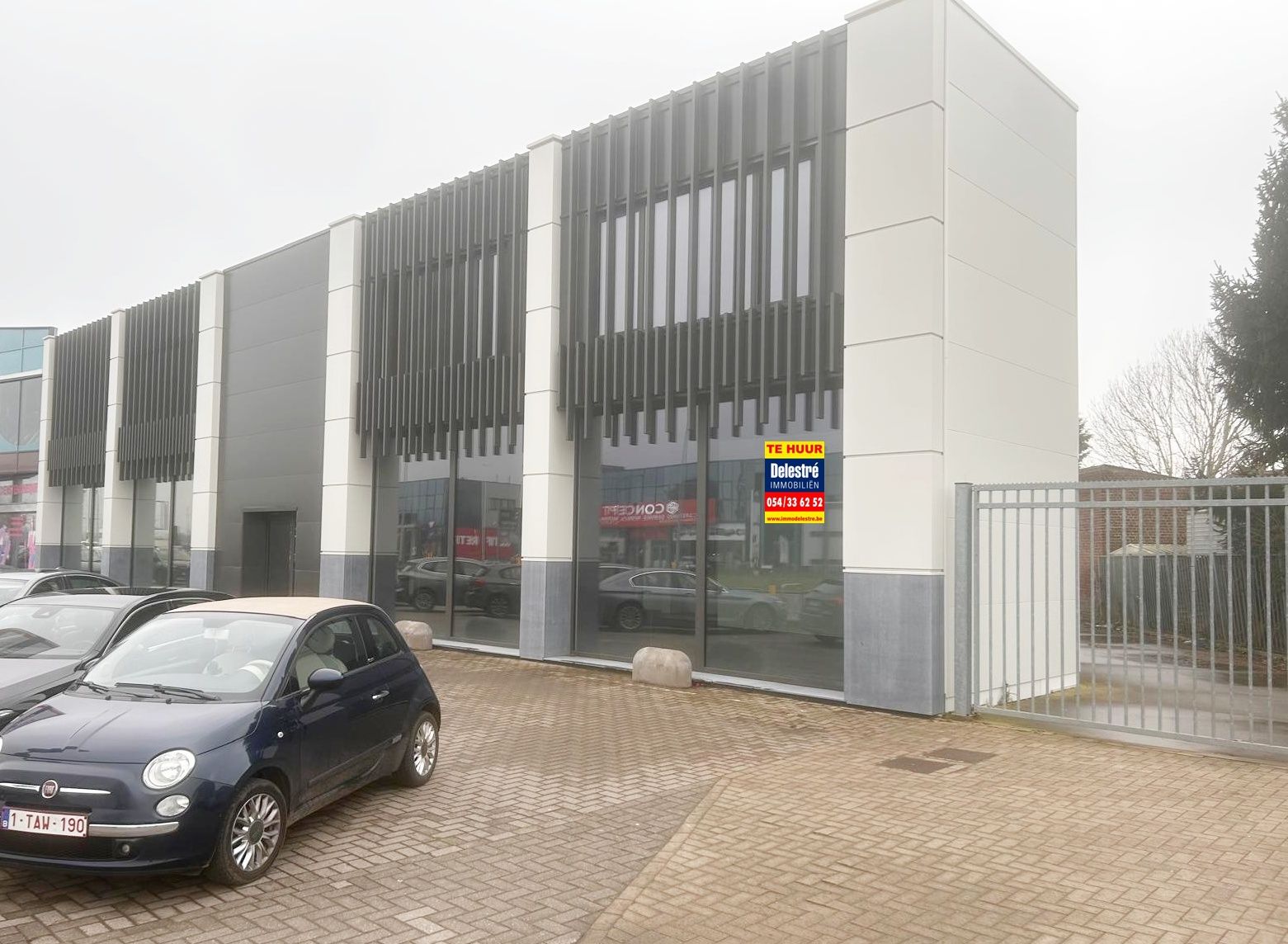 COMMERCIEEL GEBOUW MET PARKING foto 2