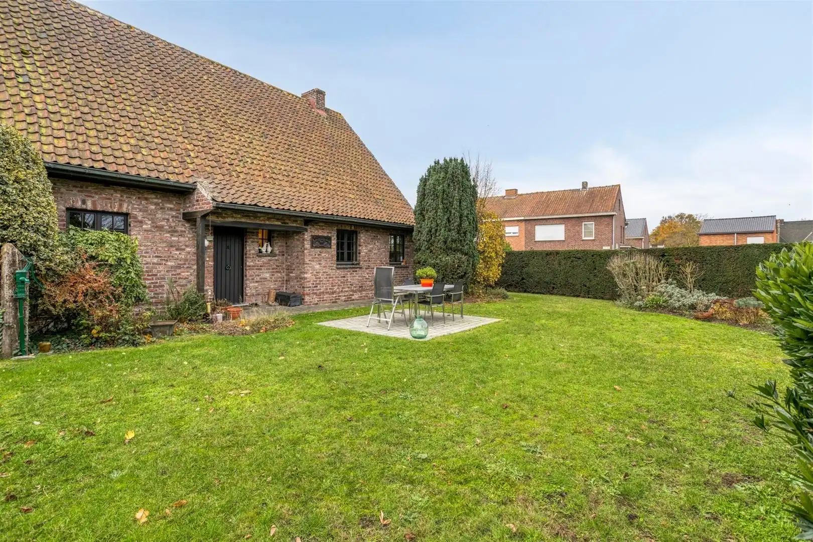 Rustig gelegen open bebouwing met 3 slaapkamers en garage op een perceel van 556 m². foto 25