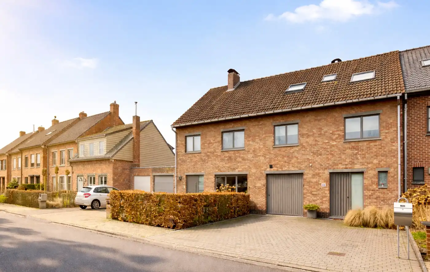 Rustig gelegen instapklare B-label gezinswoning met 5 slaapkamers, garage en zonnige tuin foto {{pictureIndex}}
