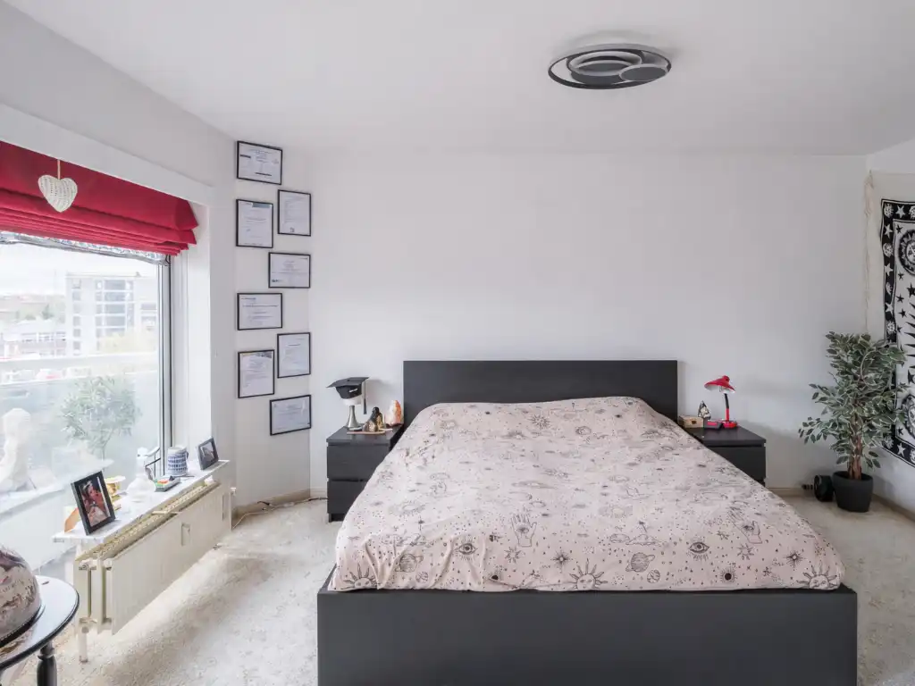 Op te frissen ruim appartement met 2 slaapkamers en een zonnig terras, gelegen vlakbij het centrum van Gent. foto 11