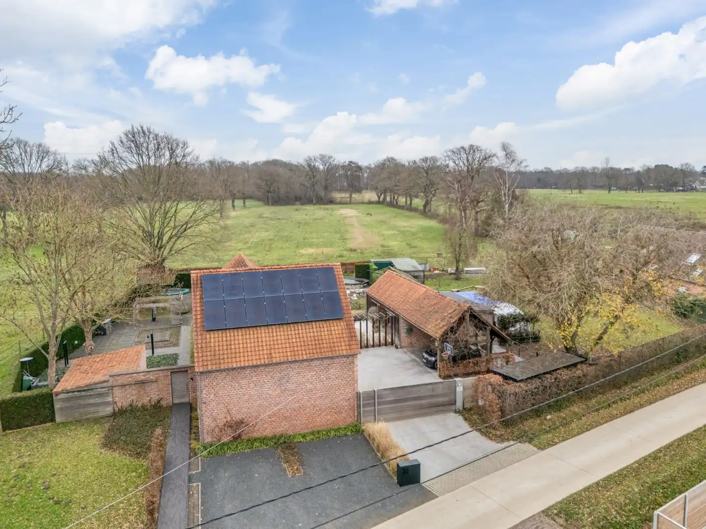 Uniek landhuis op een perceel van +/- 27 are in een GROENE oase foto 3