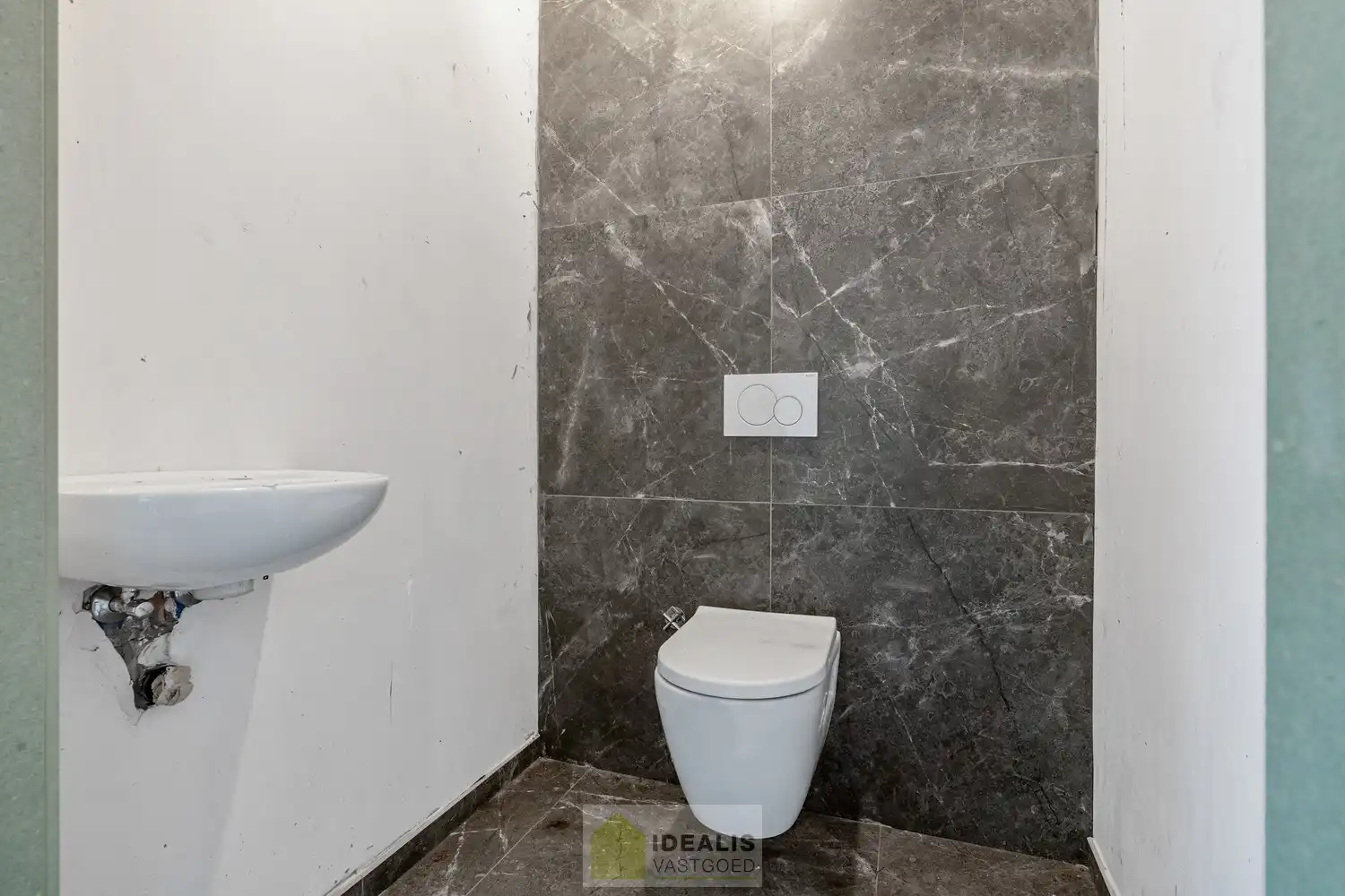 IDEALIS VASTGOED - HANDELSRUIMTE MET TAL VAN MOGELIJKHEDEN OP EEN TOPLOCATIE NABIJ HET CENTRUM VAN HEPPEN (LEOPOLDSBURG)! Dit handelspand van +- 90m² is gelegen langs de Diestersteenweg waardoor het een toplocatie is om handel te drijven met parkeergelegenheid achter het pand. Gemakkelijk te bereiken te voet, per auto én openbaar vervoer en gelegen op een absolute zichtlocatie langs een drukke doorgansweg en nog volledig naar eigen smaak af te werken en in te richten! foto 12