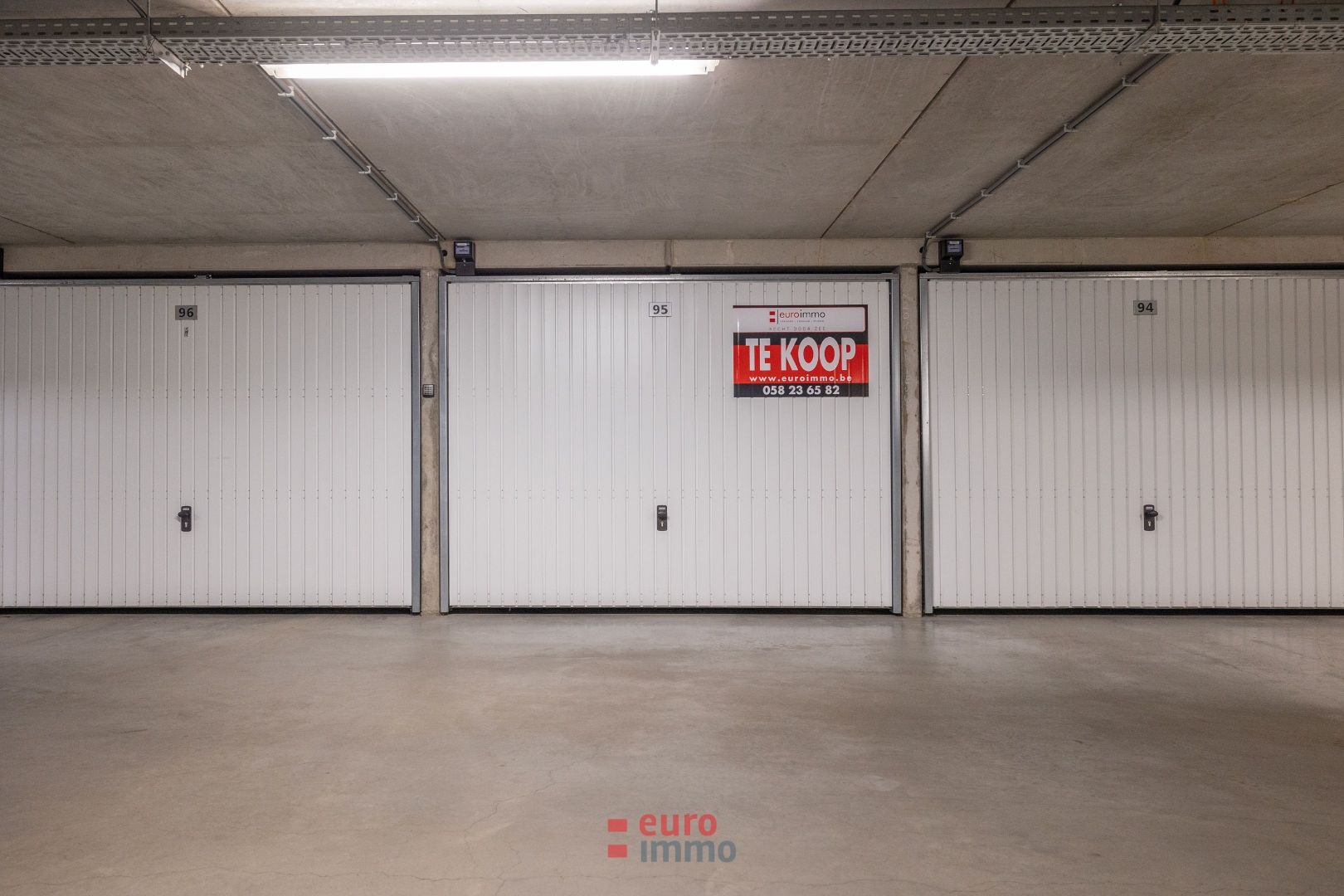 Goed gelegen en zéér vlot inrijdbare garagebox! foto 2