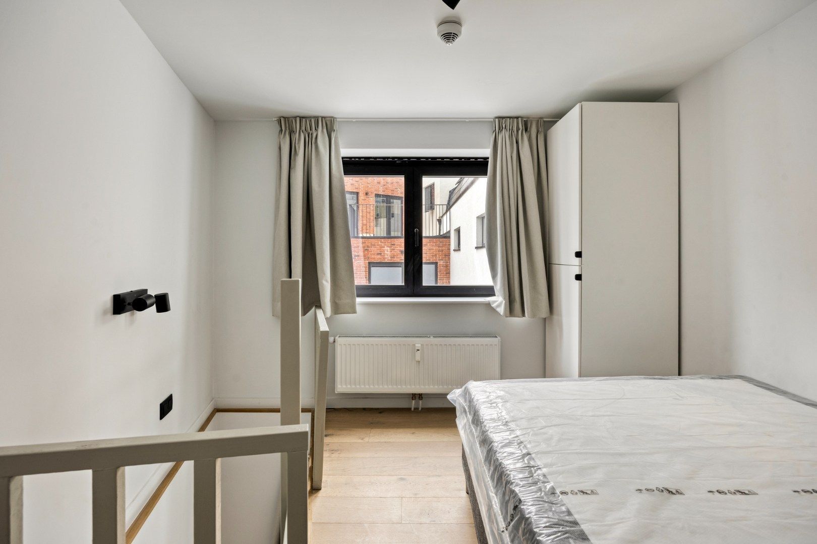 Volledig gerenoveerde en gemeubelde studentenkamers met privé-sanitair. foto {{pictureIndex}}