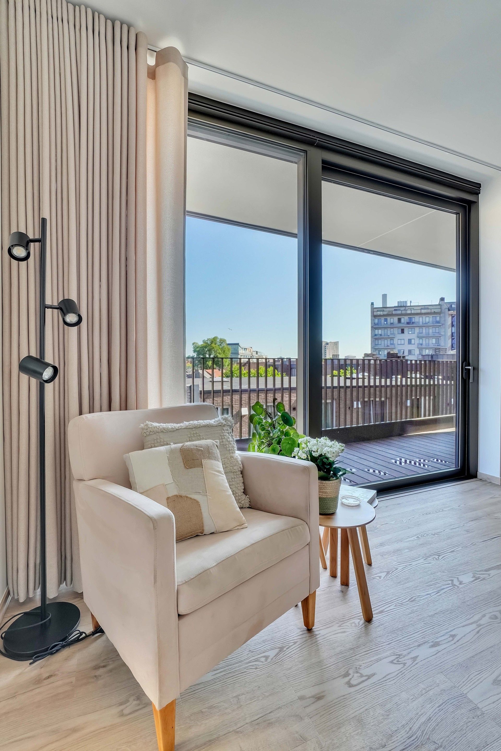 Trendy 2 slaapkamer appartement met prachtig terras en gemeenschappelijke binnentuin in hartje Hasselt. foto 3