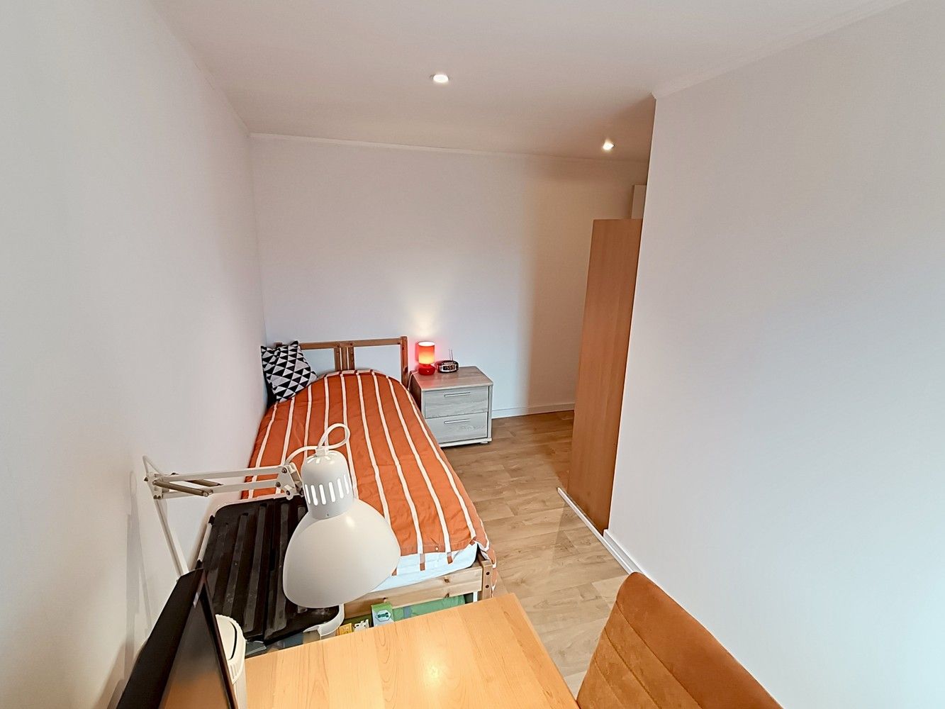 Vooraan Assebroek, vlakbij het Station TOTAAL RECENT GERENOVEERD RUIM ENERGIEZUINIG BURGERSHUIS met 5 SLAAPKAMERS en ZUID-gerichte TUIN foto 12