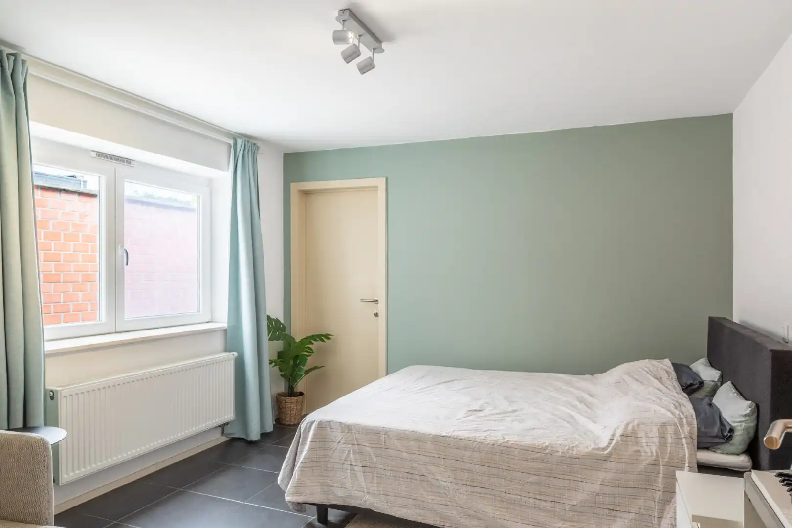 Opportuniteit ..reeds 2 gerenoveerde appartementen en in TOP staat!! foto 16