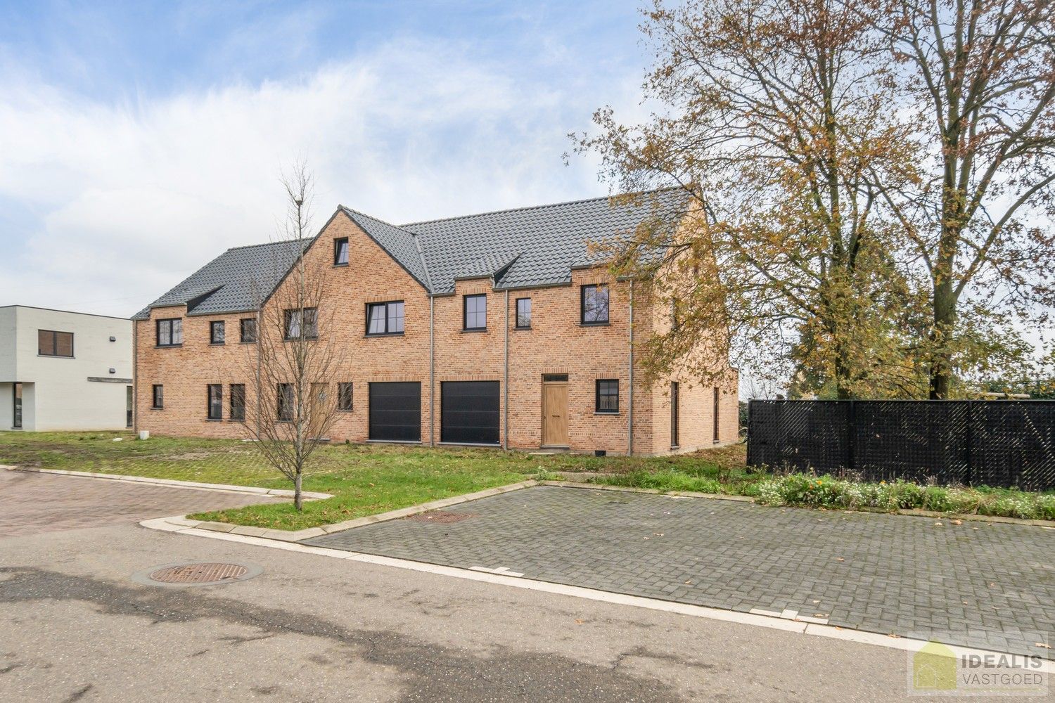 PRACHTIGE NIEUWBOUWWONING (GRONDAANDEEL €116.000,00 + 12% REGISTRATIERECHTEN EN CONSTRUCTIE € 277.000,00 + 21% BTW) MET EEN HEERLIJK LICHTRIJKE WOONKAMER MET OPEN KEUKEN MET AANSLUITEND BERGPLAATS, BUREEL, INPANDIGE GARAGE, 3 SLAAPKAMERS, EEN RUIME BADKAMER VOORZIEN VAN ALLE COMFORT! EEN HEERLIJK RUIM HUIS MET INPANDIGE GARAGE, EEN LEUKE TUIN, OP EEN GEGEERDE LOCATIE NABIJ HET CENTRUM VAN REPPEL! foto 3