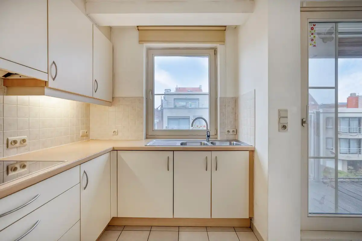 Ruim 2 slaapkamer appartement in het hartje van Koksijde met aankoopmogelijkheid van een garage foto 3