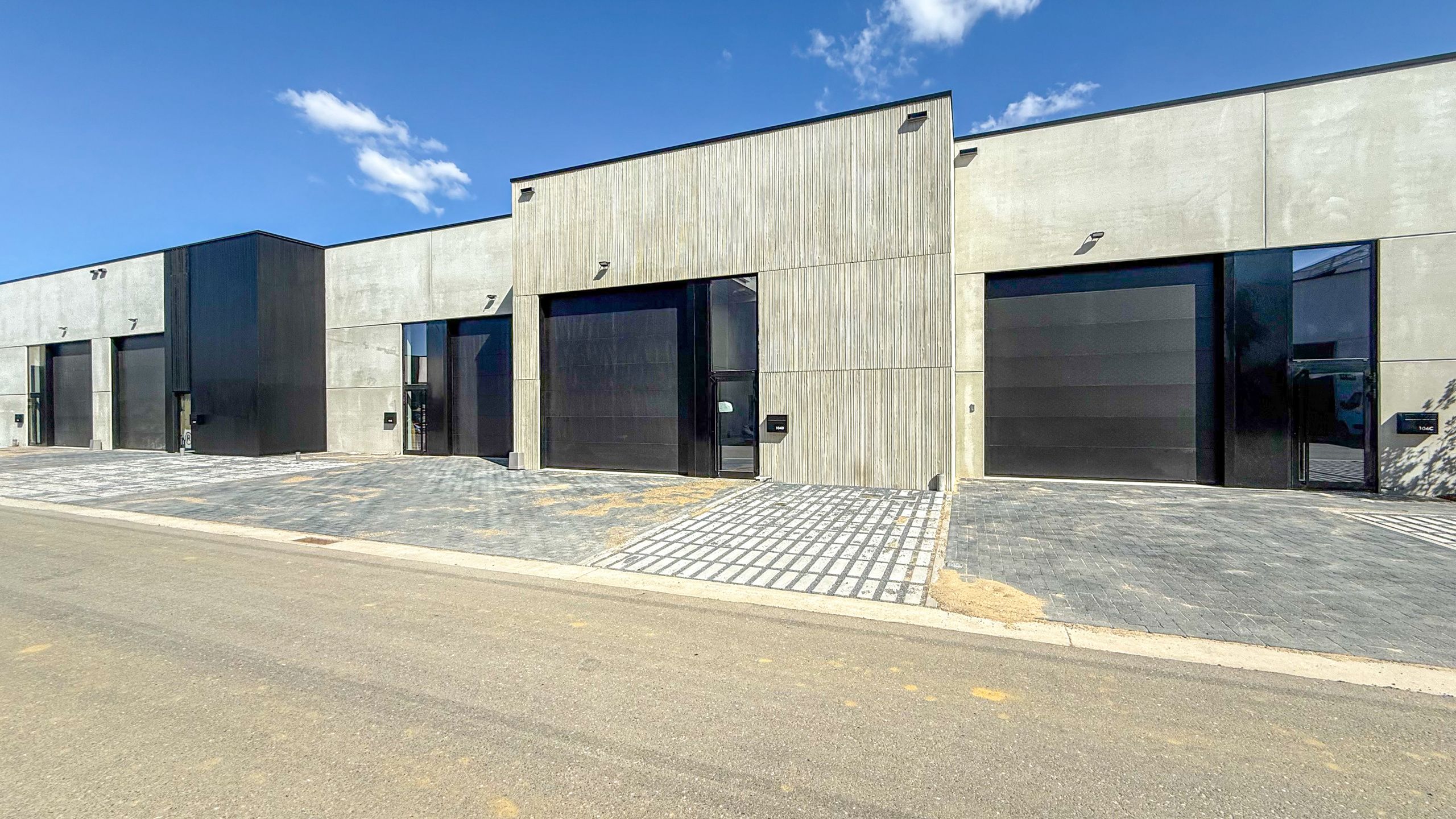 Ruime nieuwe loods te huur, centraal gelegen in KMO- zone! foto 15