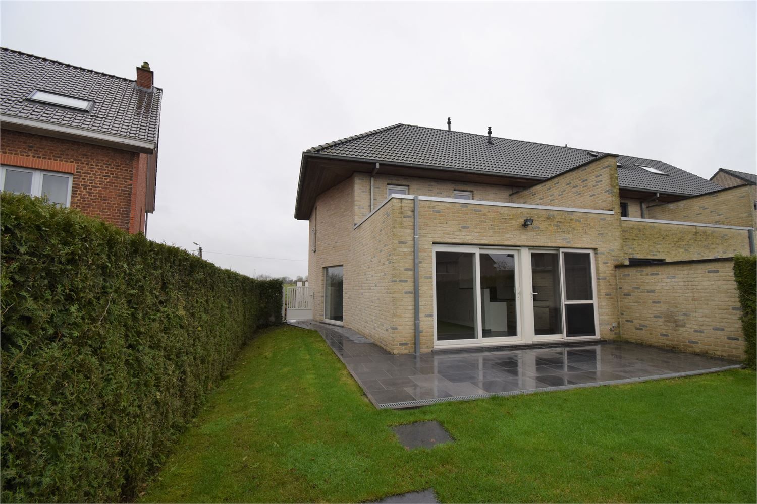 Halfopen bebouwing met drie slaapkamers, garage en tuin foto 14