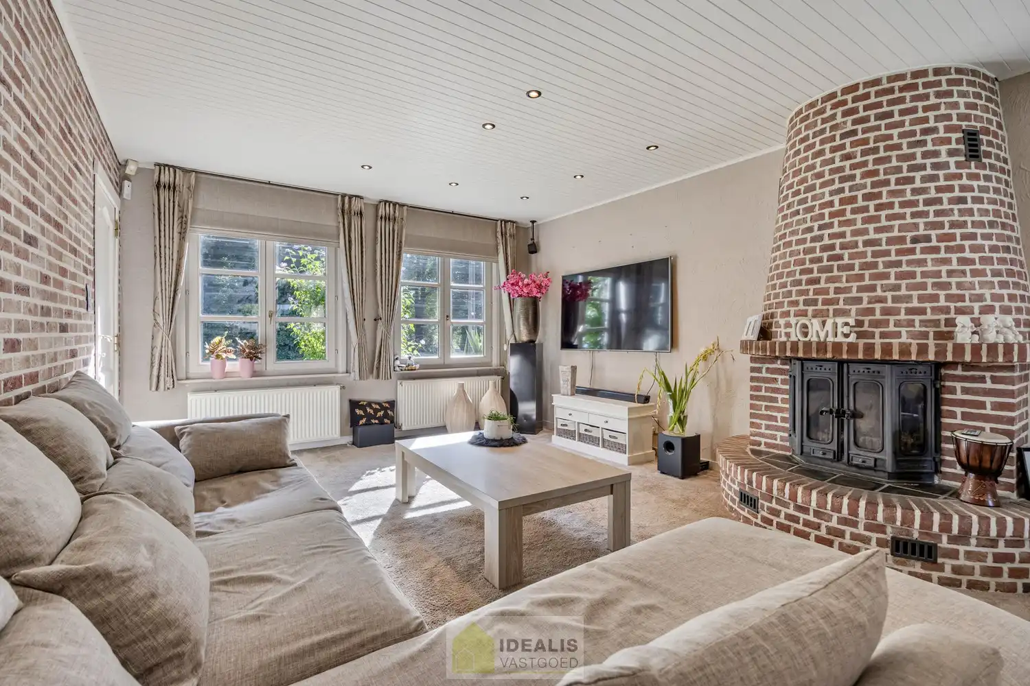 IDEALIS VASTGOED – INSTAPKLARE EENGEZINSWONING MET 4 SLAAPKAMERS EN EEN BEWOONBARE OPPERVLAKTE VAN +- 195M² OP EEN PERCEEL VAN +- 9A 20CA IN KLEINE-BROGEL (PEER). De woning is gelegen vlak bij de dorpskern van het gezellige kleine-Brogel en op enkele minuten verwijderd van de centra van Peer, Kaulille, Bocholt en Pelt. Ideaal voor zij die op zoek zijn naar een ruime instapklare woning met 4 slaapkamers!! foto 7