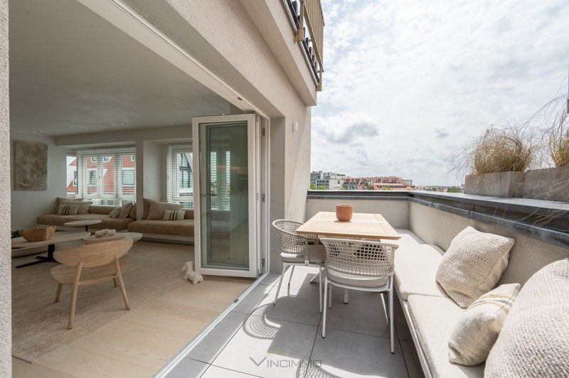 Lichtvolle, instapklare penthouse met drie volwaardige slaapkamers, meerdere terrassen en een open zicht op La Réserve en het Casinoplein. foto 6