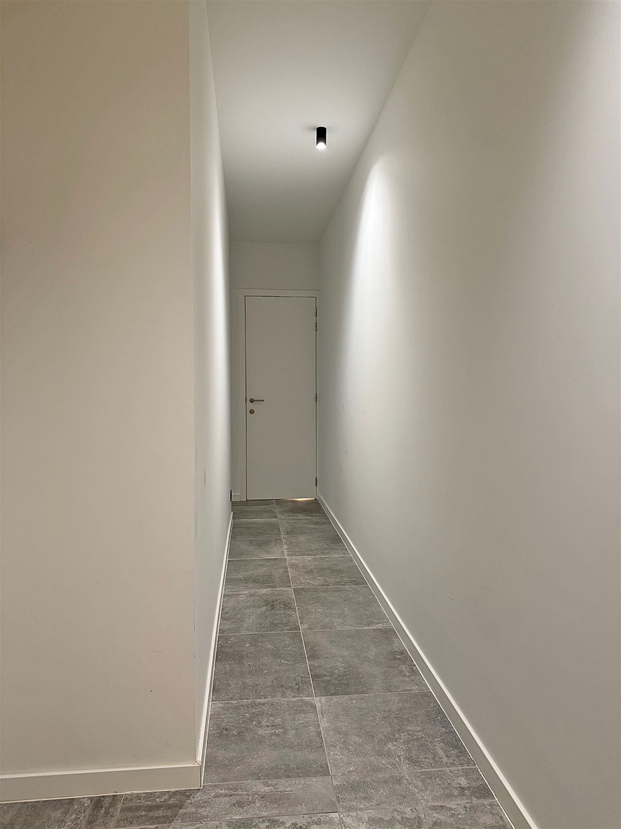 APPARTEMENT (gelijkvloers) met terras / tuin, 1 slaapkamer, ruime bergingen & autostaanplaats foto 3