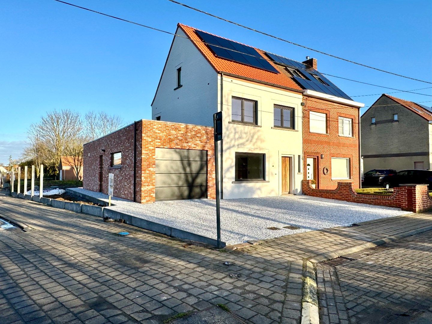 GERENOVEERDE HALFOPEN WONING MET 3 SLPKS, 2 BADKAMERS, TUIN EN GARAGE foto 2