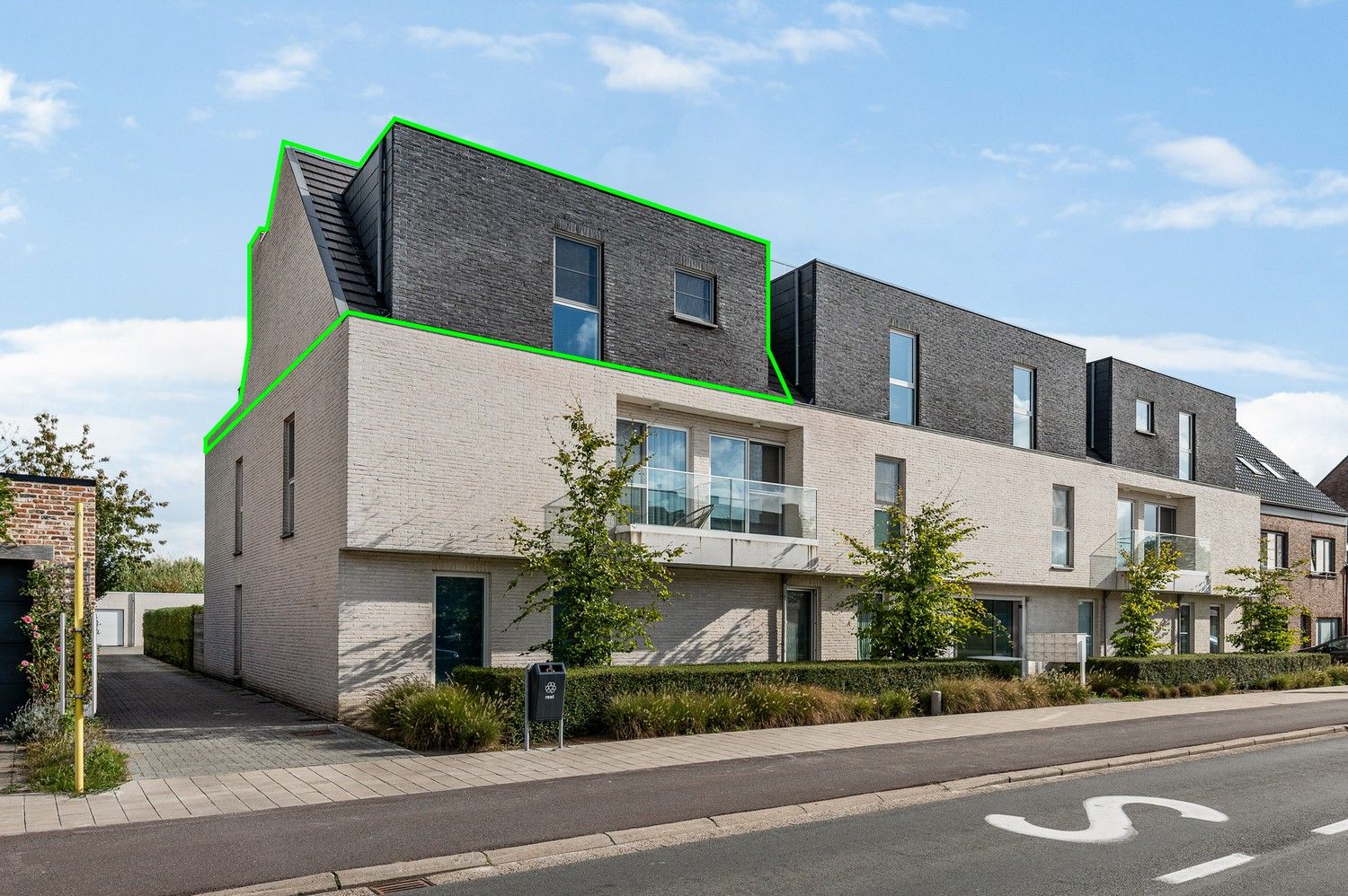 Dakappartement met 2 slaapkamers en riant terras te koop! foto {{pictureIndex}}