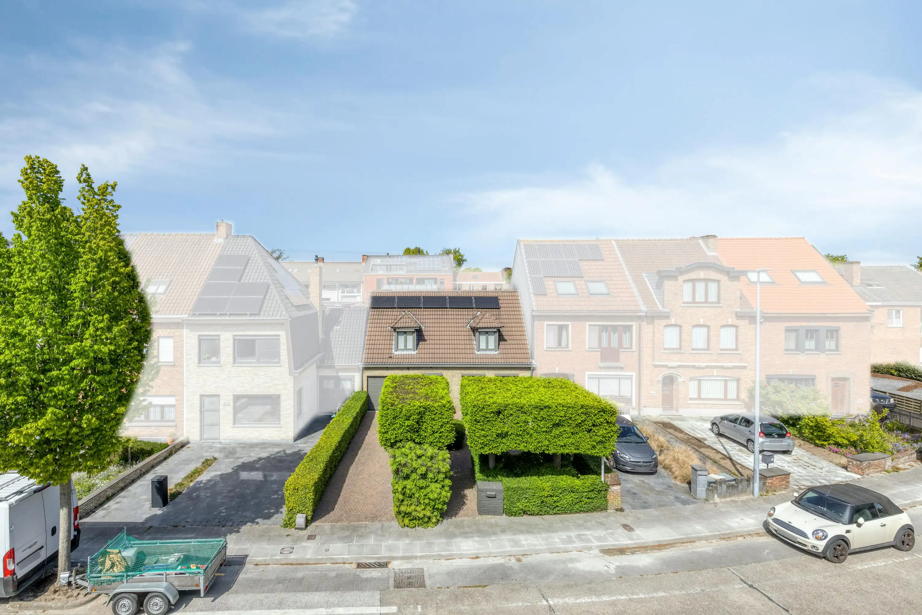 Verrassend ruim, polyvalent huis met 5 slaapkamers te Sint-Kruis foto {{pictureIndex}}
