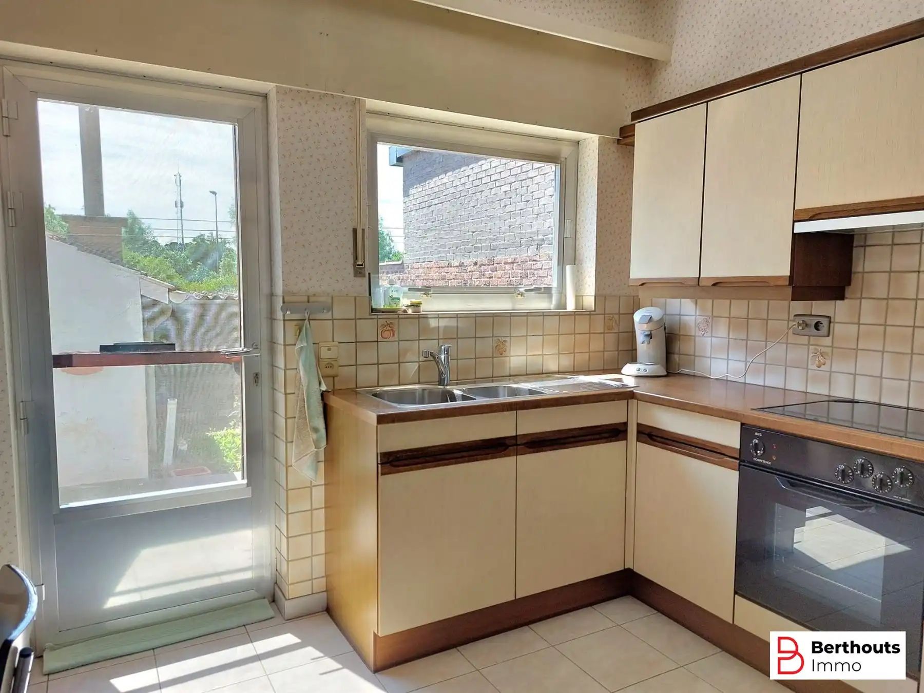 SUPER GELEGEN RIJWONING MET GARAGE  foto 6