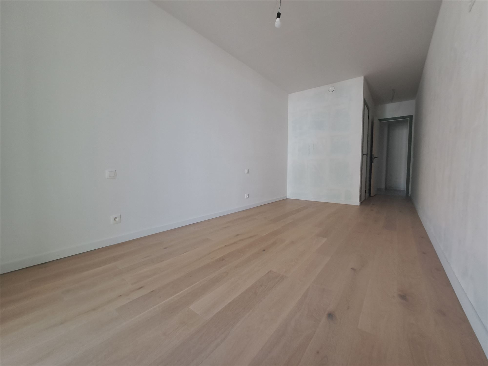 Ontdek dit moderne appartement met een luxueuze afwerking en mooi design. 2 slaapkamers met elk hun badkamer. En met ondergrondse parking. foto 19
