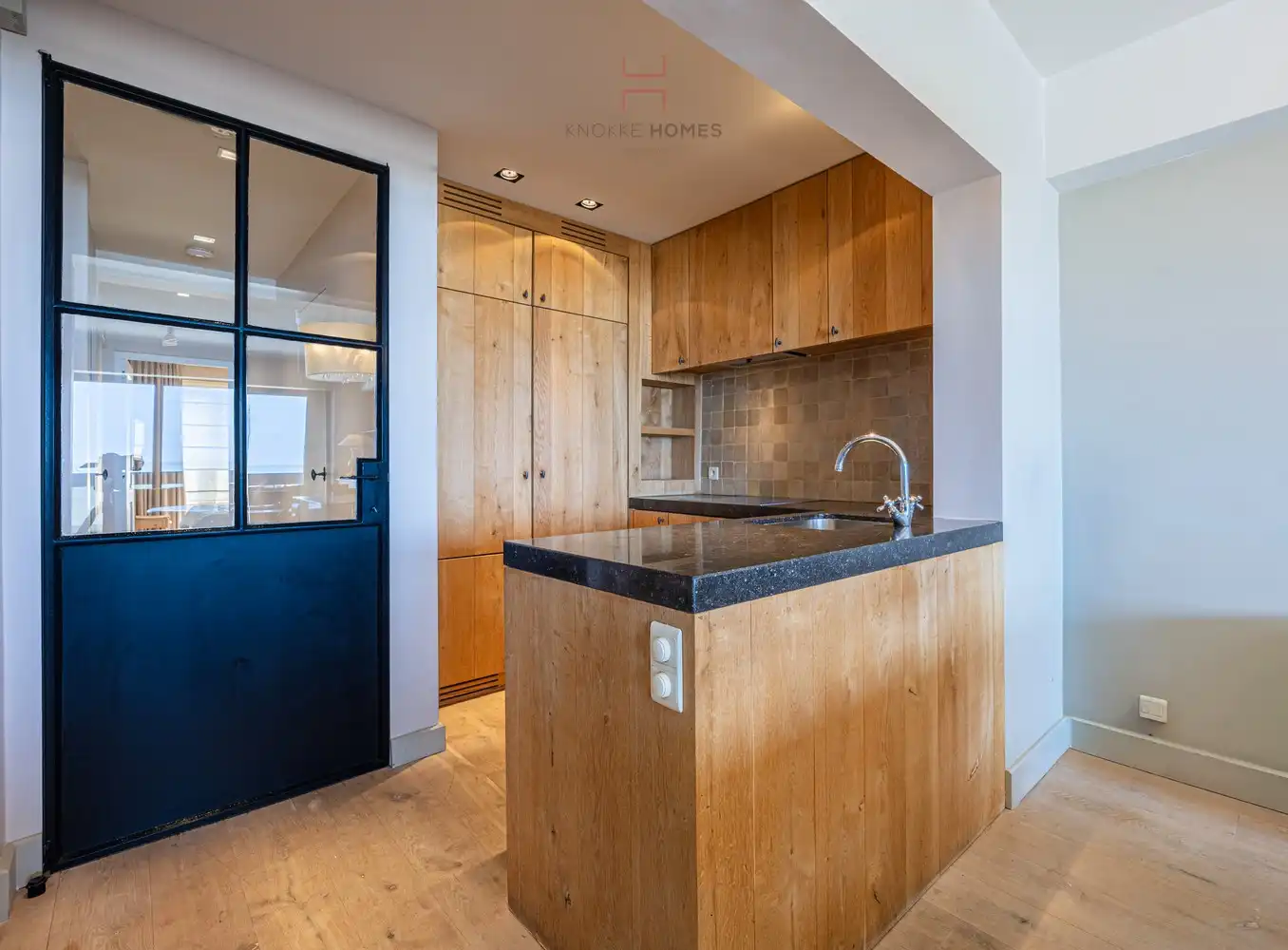 Ruim twee- slaapkamerappartement met frontaal zeezicht foto 4
