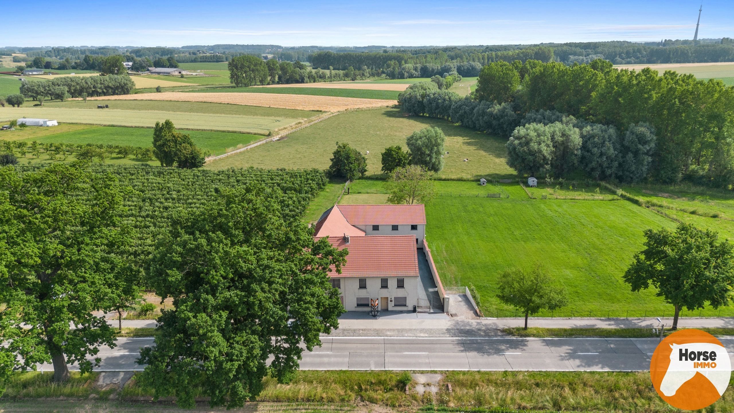 PEPINGEN  Smaakvol gerenoveerde hoeve met ruimte voor opslag foto {{pictureIndex}}