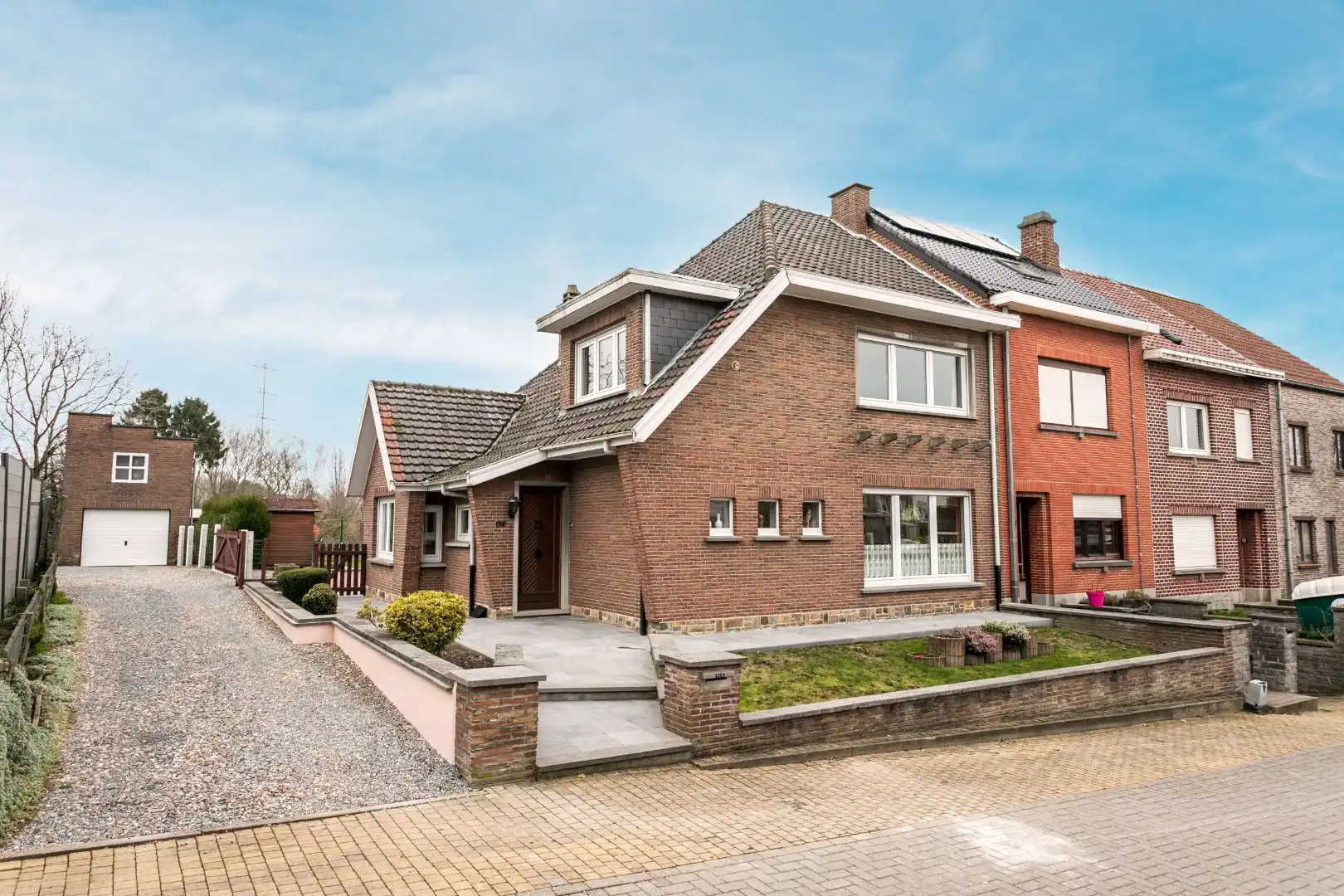 Hoofdfoto van de publicatie: Woning  op 7a80, met 4 slpks, garage en ruime tuin