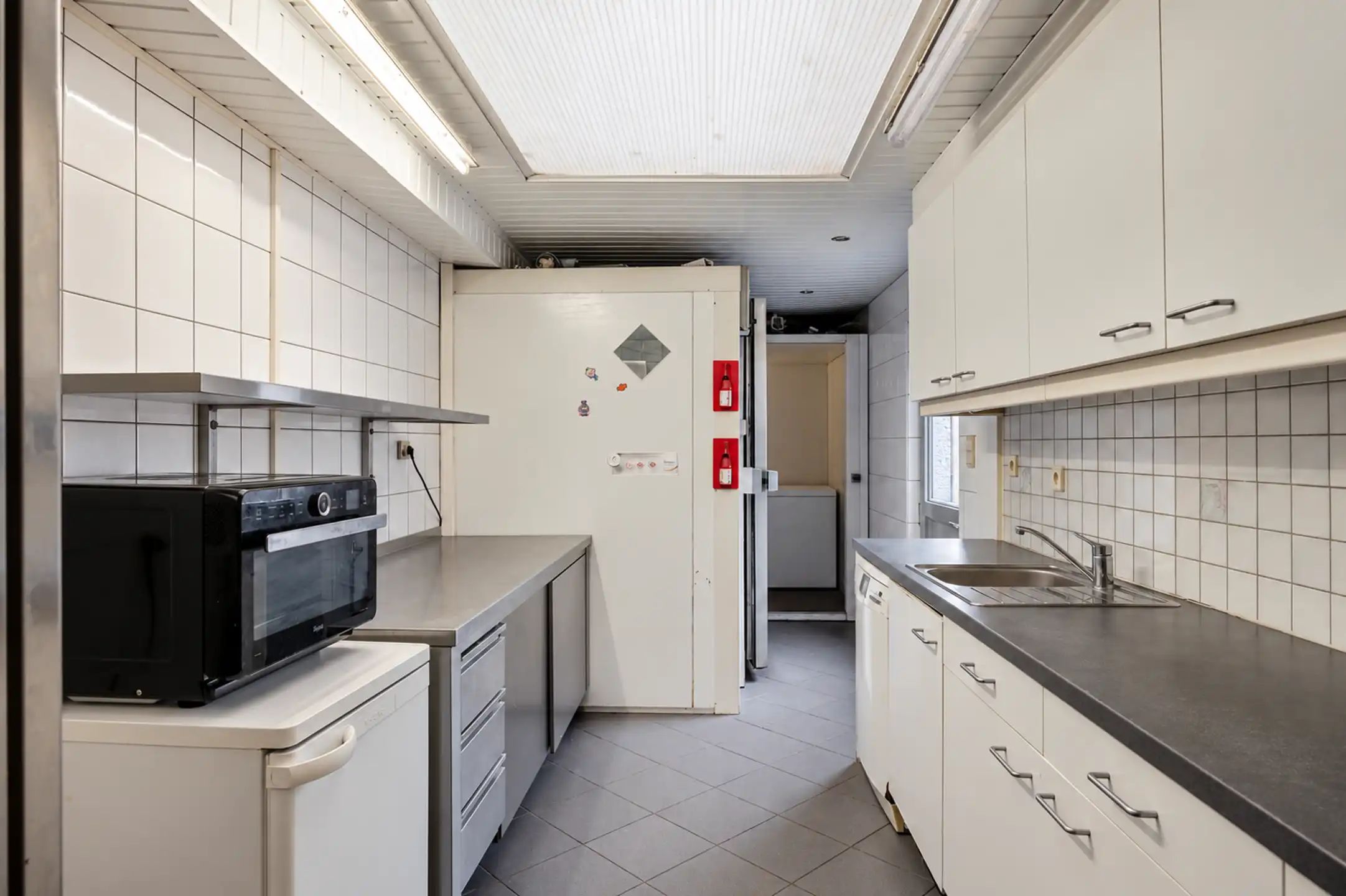 Handelspand met duplex appartement, terras en 2 garageboxen in centrum Nieuwmoer foto 8