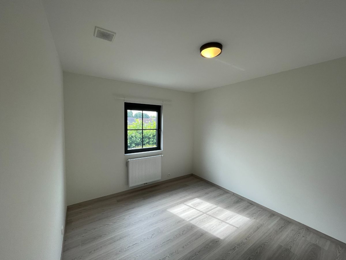 Drie slaapkamer EENGEZINSWONING met garage & tuin foto 29