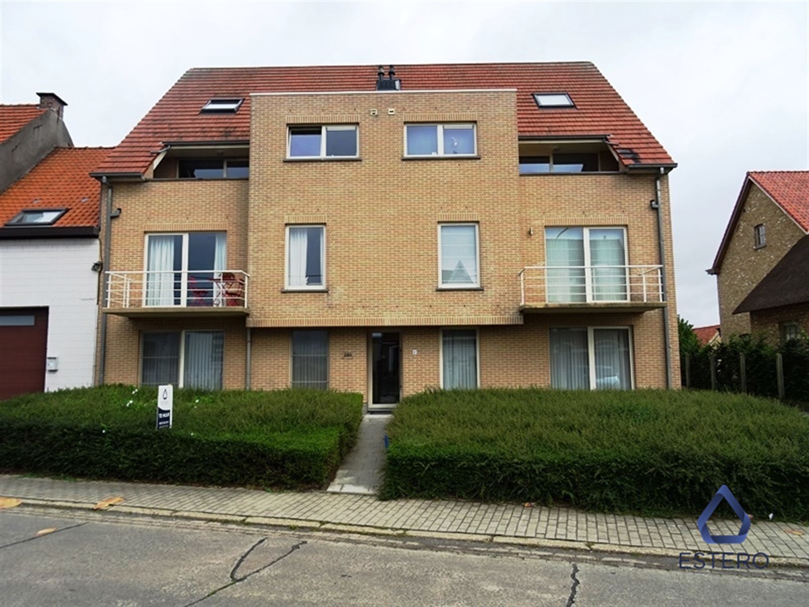 Leuk gelijkvloers appartement met groot terras, aangelegd tuintje en garagebox foto {{pictureIndex}}