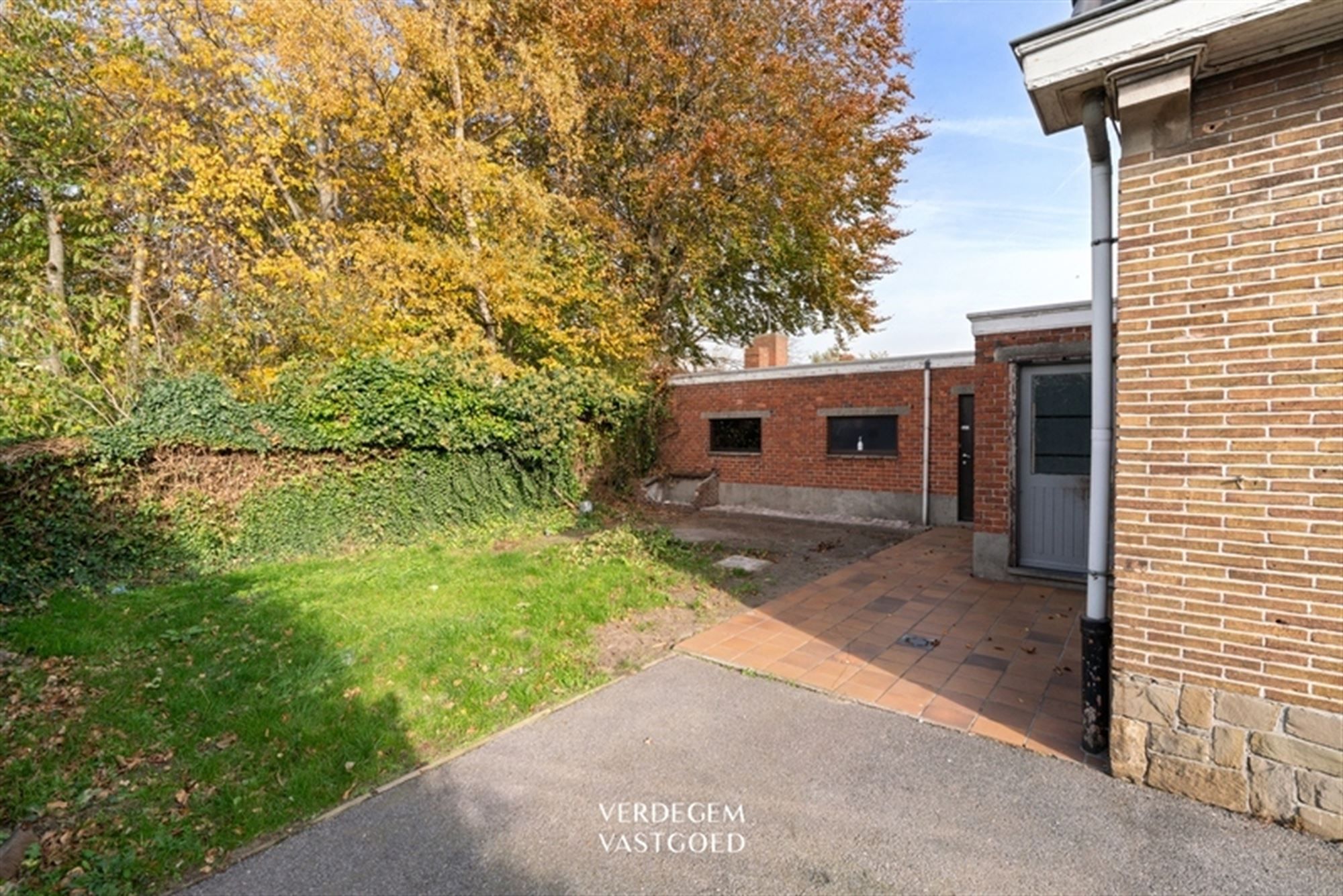 Ruime, op te knappen, woning met 3  slaapkamers, tuin en garage foto 12