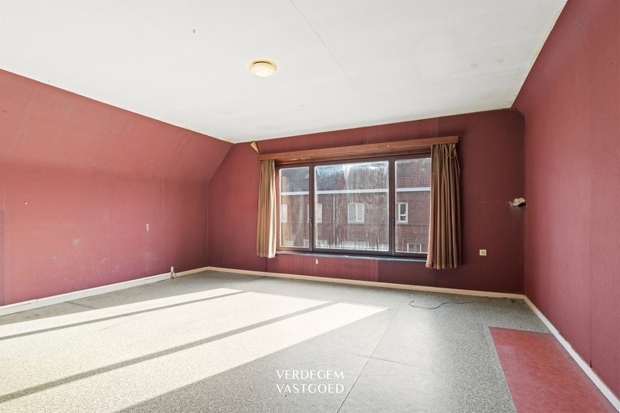 Ruime, op te knappen, woning met 3  slaapkamers, tuin en garage foto 12