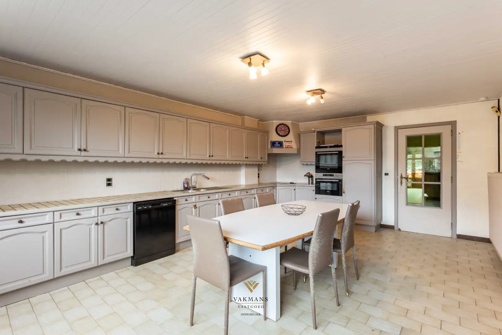 Ruime en charmante alleenstaande woning met 5 slaapkamers en 2 badkamers foto 14