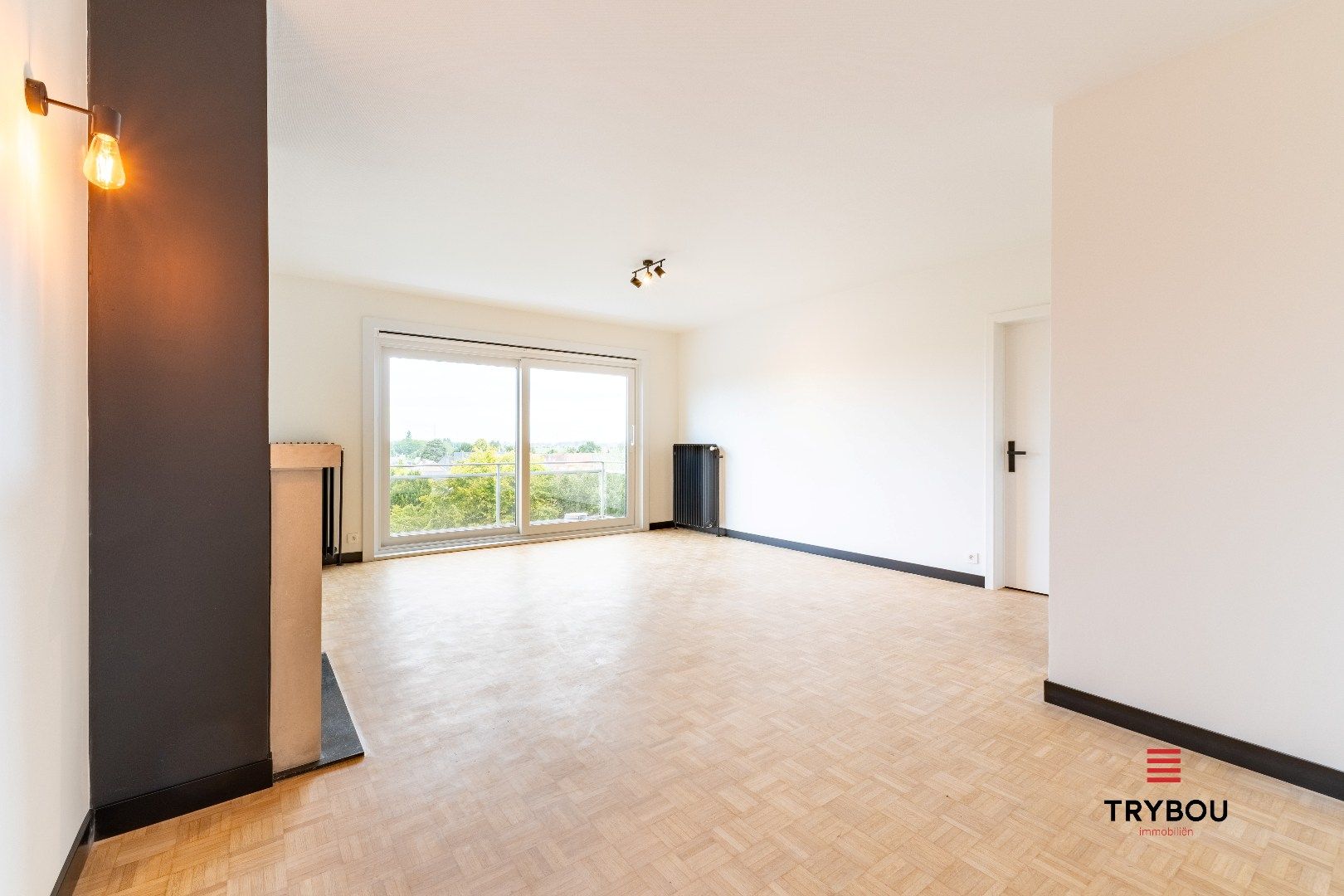 Volledig gerenoveerd 2-slaapkamerappartement te huur – rand centrum Ieper foto {{pictureIndex}}