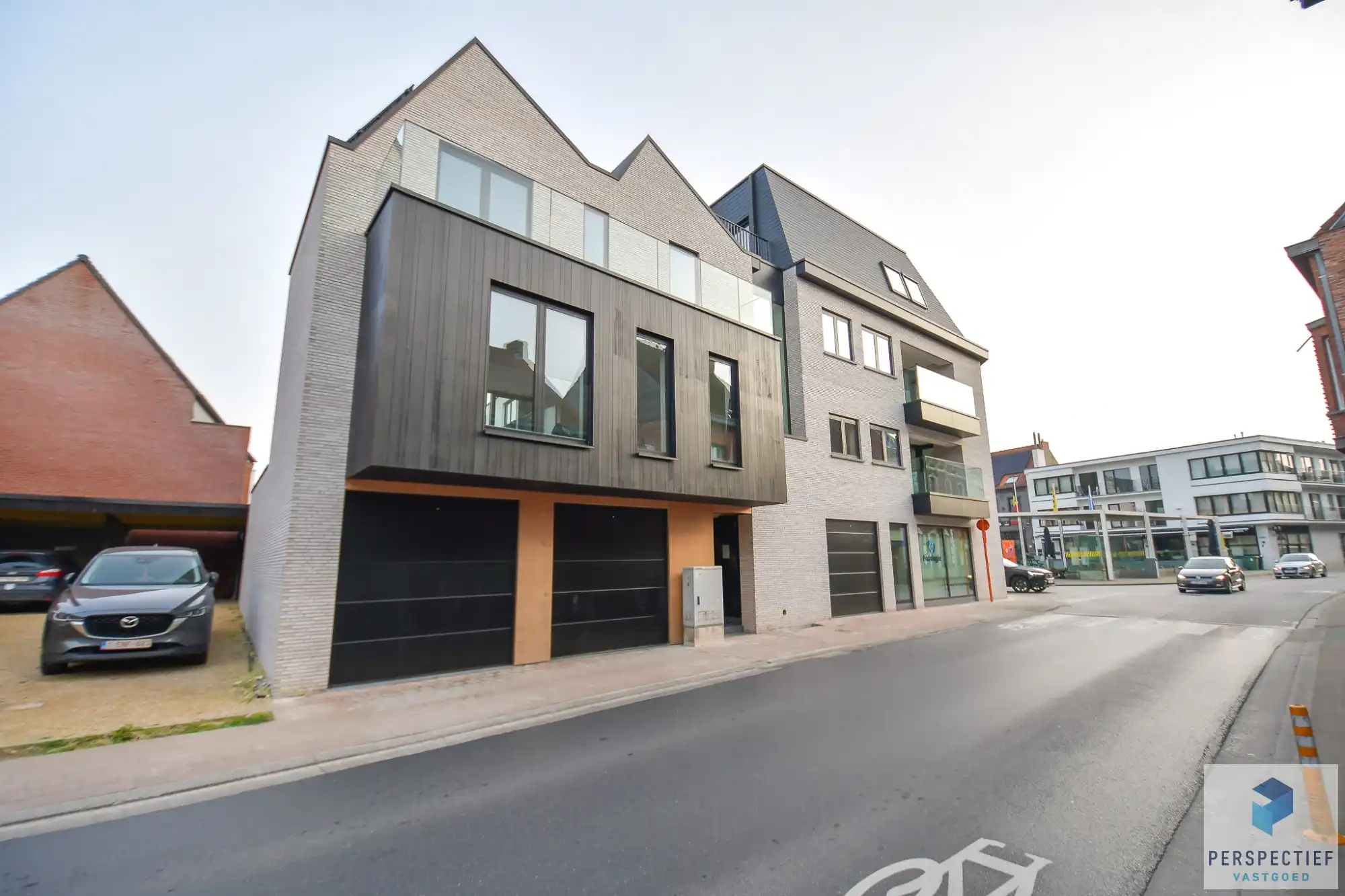 RUIME garagebox met automatische poort foto 2