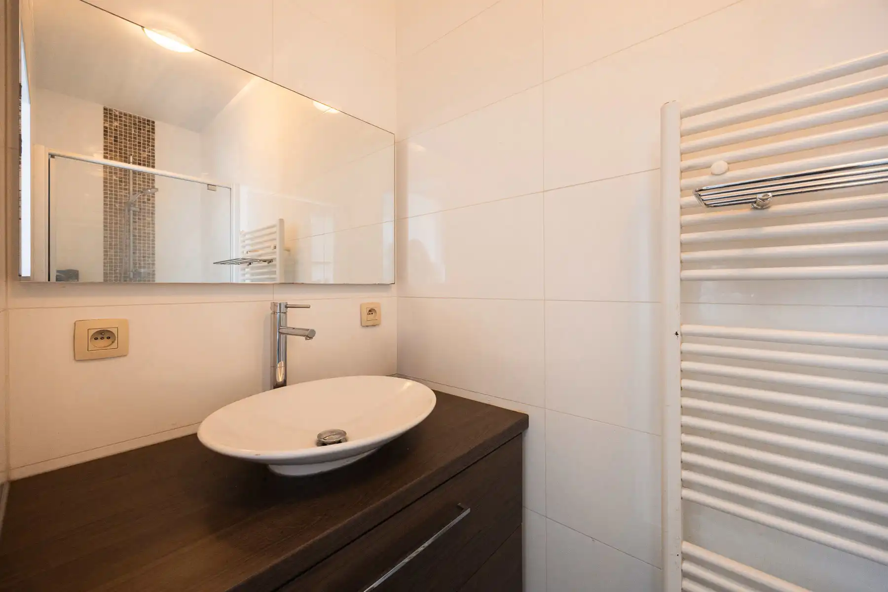 Instapklaar gelijkvloers appartement met tuin en carport foto 12