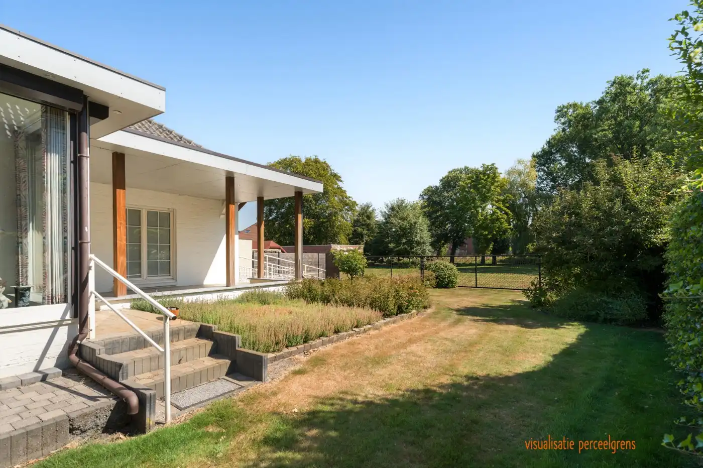 Vrijstaande laagbouwwoning met 3 slpk., garage en prachtige tuin foto 26